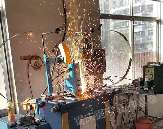 帶鋸條焊接生產過程